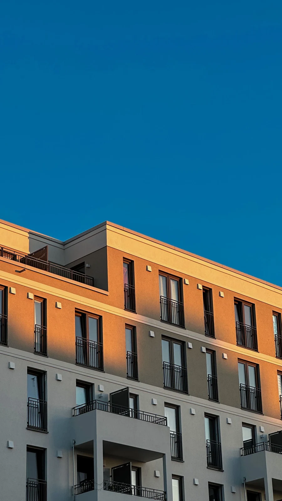 Moderne Wohnarchitektur in Berlin – Architekturfotografie von Ömer Gülen