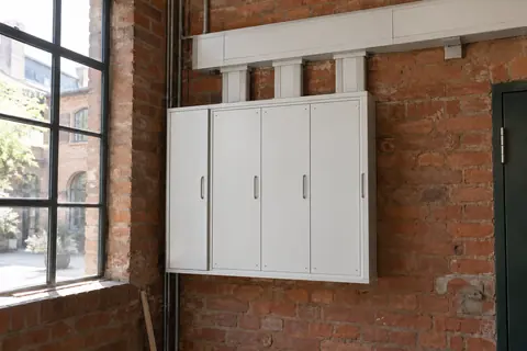 Zählerschrank und Backstein · KI-Beispielvisualisierung