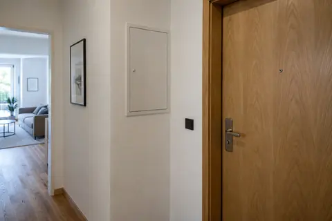 Unterverteilung im Hausflur · KI-Beispielvisualisierung