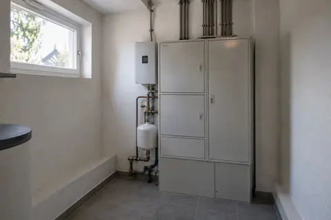 Technik in einer Hausnische · KI-Beispielvisualisierung