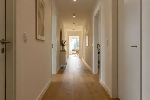 Flur mit klarer Lichtführung · KI-Beispielvisualisierung