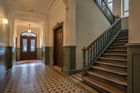 Gemeinschaftsflur im Altbau · KI-Beispielvisualisierung