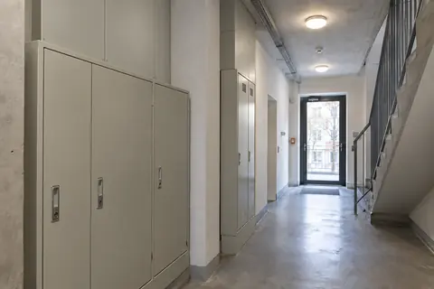 Steigzone im Technikflur · KI-Beispielvisualisierung