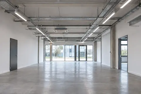 Halle mit sauberer Installation · KI-Beispielvisualisierung