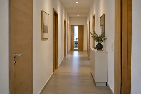Licht im Praxisflur · KI-Beispielvisualisierung