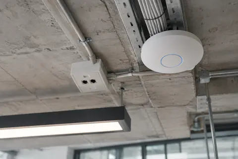 Deckeninstallation im Gewerbe · KI-Beispielvisualisierung