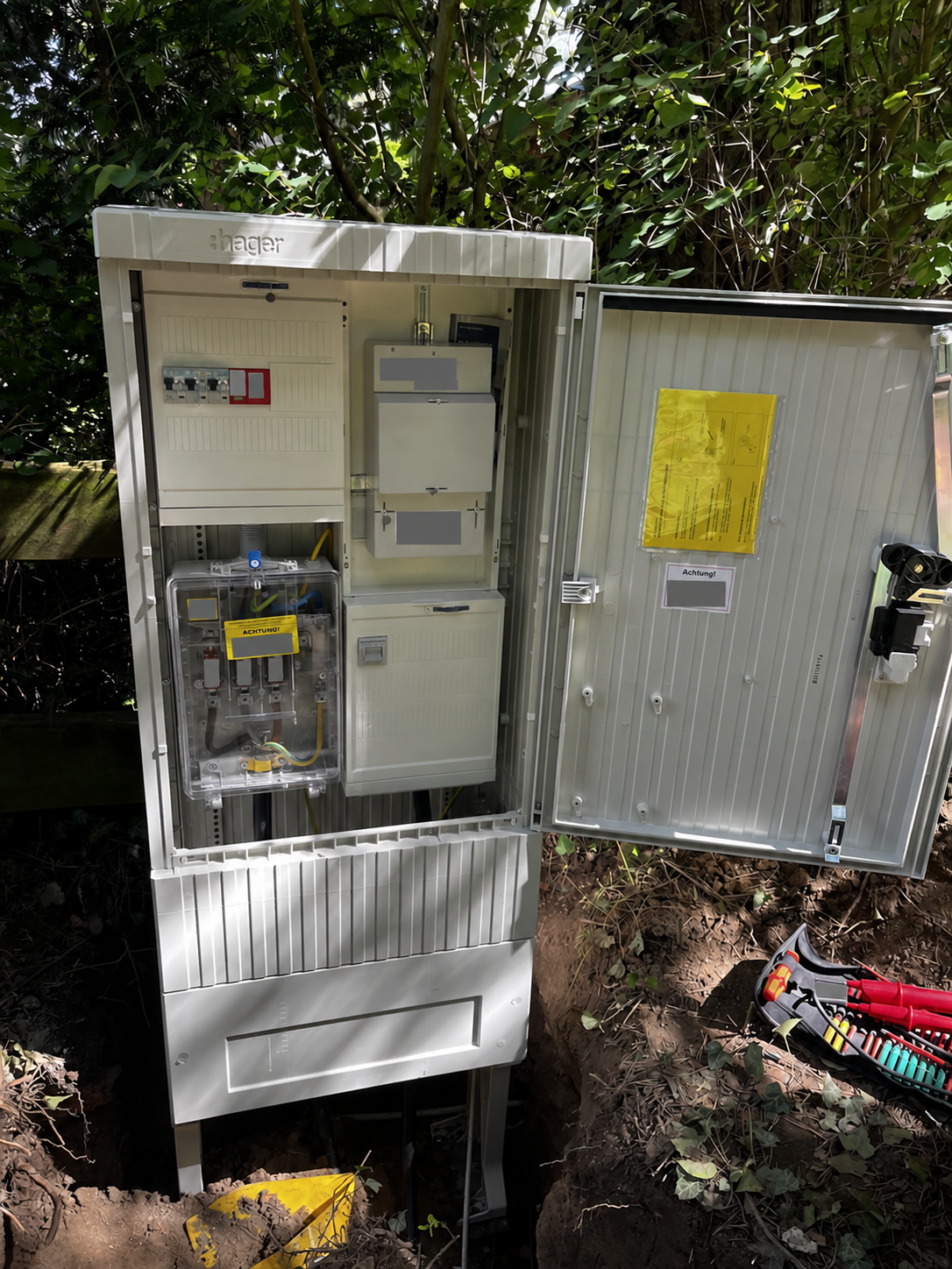 https://oe-elektroinstallation.de/wp-content/uploads/2026/09/oe-anschlusssaeule-anonym.png